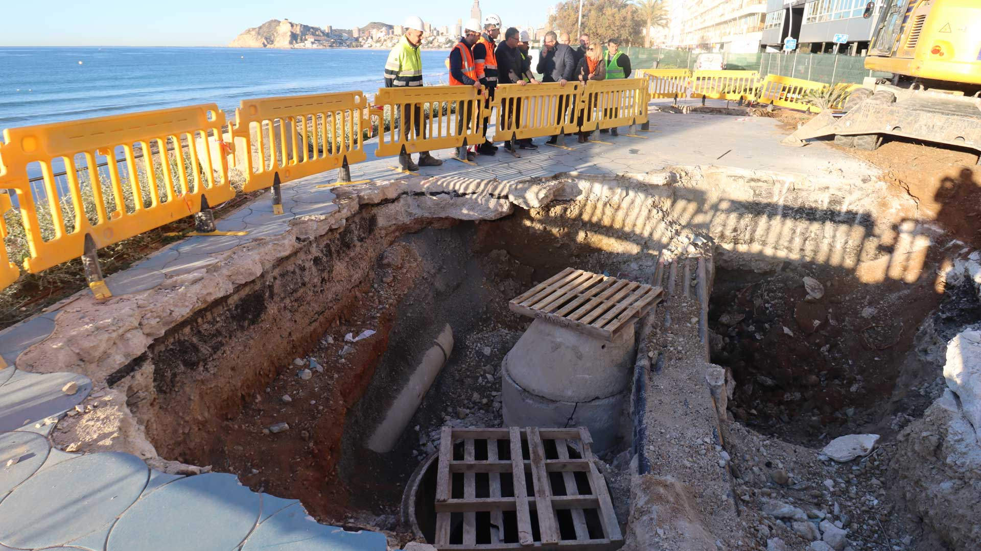 Las obras de mejora de la red de saneamiento en la Avenida Armada ...